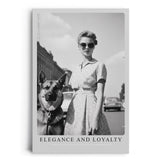 Paul Sinus Leinwandbild 60x90cm Leinwandbild Eleganz und Loyalität – Stilvolle Schwarz-Weiß-Fotografie mit Frau und treuem Hund, Retro-Charme