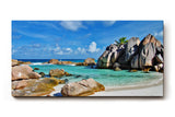 Sinus Art Wandbild 120x80cm Türkises Wasser, weißer Sand und markante Felsen – Urlaubsstimmung pur auf Leinwand