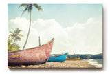 Sinus Art Wandbild 120x80cm Farbige Boote auf Sandstrand mit Palmen und tropischem Himmel im nostalgischen Stil