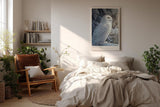 Paul Sinus Wandbild in 40x60cm Snowy Owl – elegante Schneeeule im Profil mit feiner Gefiederzeichnung vor winterlicher Kulisse