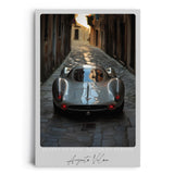 Paul Sinus Leinwandbild 80x120cm Argento Veloce Leinwandbild silbernes Sportwagen-Porträt in enger Gasse faszinierende Symbiose von Design