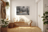 Sinus Art Wandbild 120x80cm Schwarz-Weiß-Straßenszene mit leuchtenden gelben Taxis – dynamisch, stilvoll und ikonisch