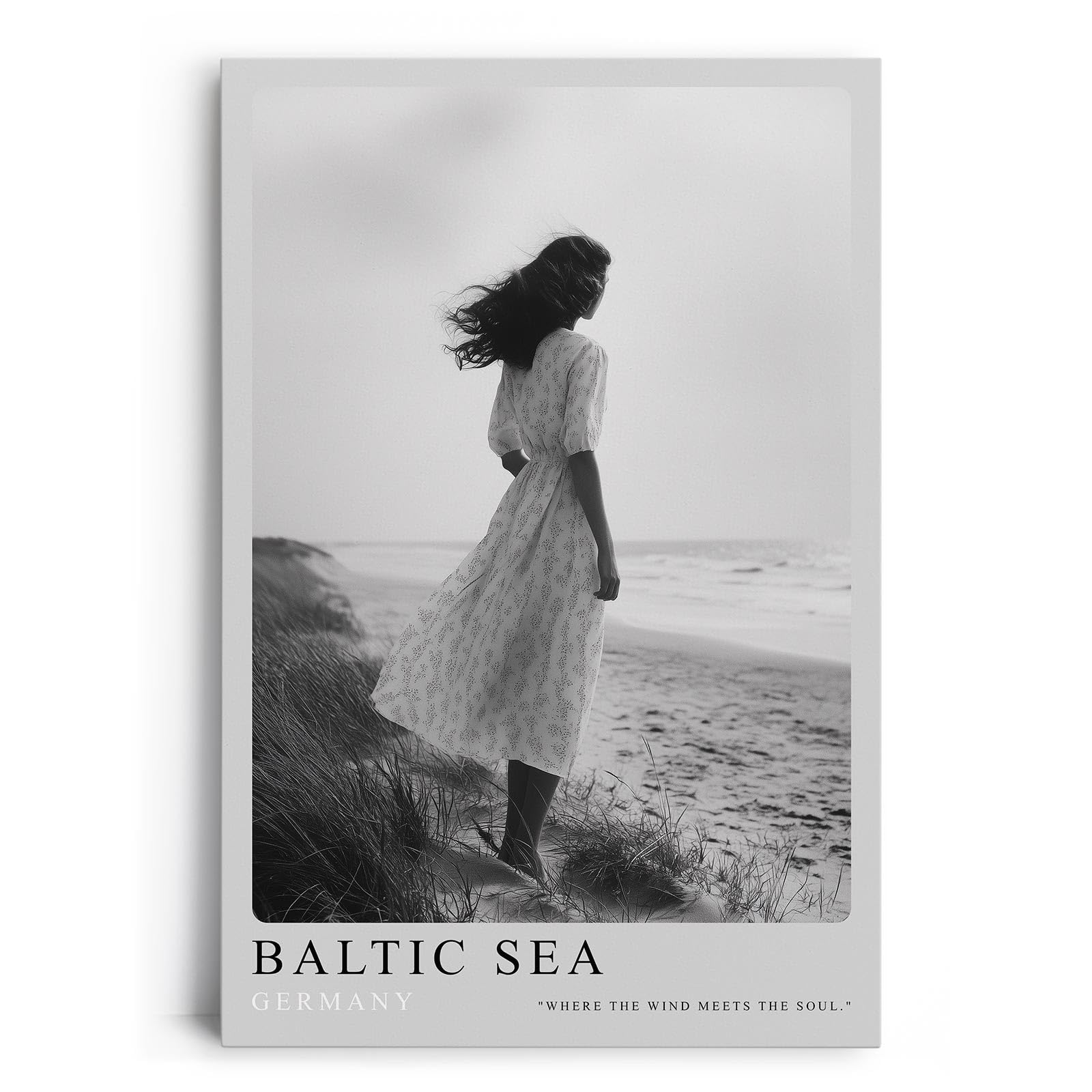 Paul Sinus Leinwandbild 60x90cm Baltic Sea Germany Leinwandbild elegante Frau am Strand in Schwarz-Weiß poetische Küstenstimmung