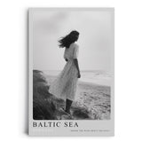 Paul Sinus Leinwandbild 60x90cm Baltic Sea Germany Leinwandbild elegante Frau am Strand in Schwarz-Weiß poetische Küstenstimmung