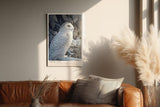 Paul Sinus Wandbild in 40x60cm Snowy Owl – elegante Schneeeule im Profil mit feiner Gefiederzeichnung vor winterlicher Kulisse