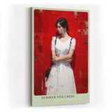 Paul Sinus Wandbild in 40x60cm Frau in weißem Sommerkleid vor roter Wand – modernes Kunstwerk mit ruhiger Ausstrahlung