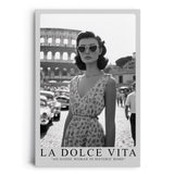 Paul Sinus Leinwandbild 60x90cm Leinwandbild La Dolce Vita – Stilvolle Schwarz-Weiß-Fotografie mit eleganter Frau vor dem Kolosseum