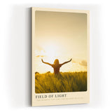 Paul Sinus Kunstdruck 40x60cm Field of Light Frau im Sonnenfeld mit ausgebreiteten Armen bei Sonnenuntergang