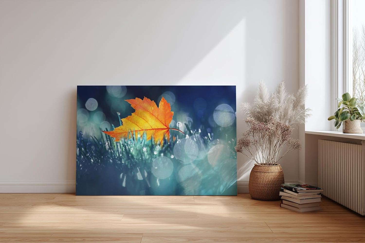 Sinus Art Wandbild 120x80cm Einzelnes orangefarbenes Ahornblatt im feuchten Gras mit Tautropfen und Lichtpunkten