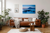 Sinus Art Wandbild 120x80cm Ruhige Bergsilhouette im Dämmerlicht mit glatter Wasseroberfläche in Blautönen