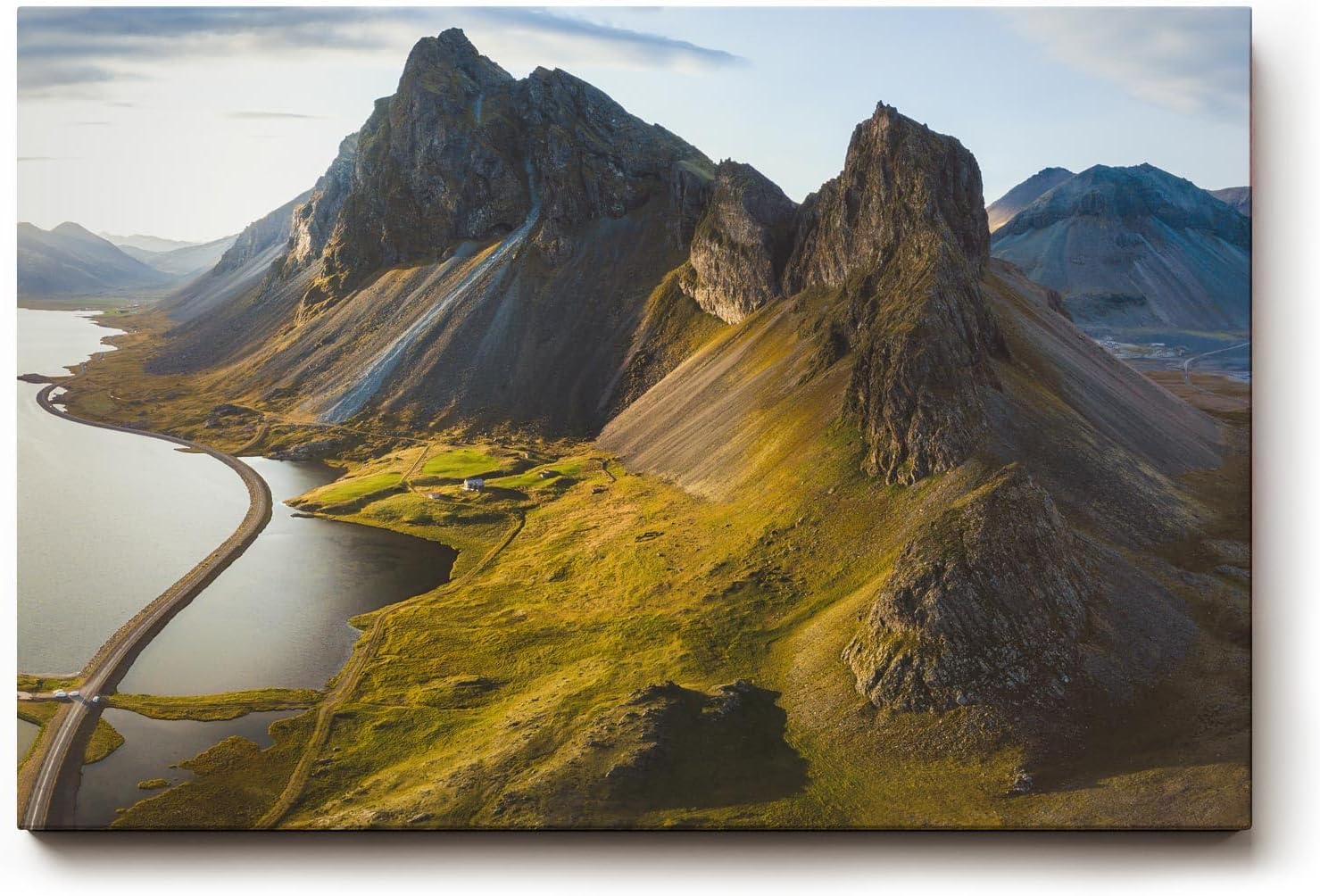 Sinus Art Wandbild 120x80cm Faszinierendes Bergmassiv an der Küste mit einzigartiger Topografie für starke Raumwirkung