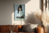 Paul Sinus Wandbild in 40x60cm Focused Mind – Ausdrucksstarkes Porträt einer jungen Frau mit Brille, vertieft ins Lesen, moderne Bilder in kühlen Farbtönen, konzentriert und stilvoll