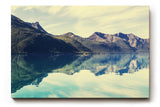 Sinus Art Wandbild 120x80cm Ruhiger Bergsee mit klarer Spiegelung und weiter Gebirgskulisse – beruhigend und inspirierend