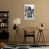 Paul Sinus Leinwandbild 60x90cm Leinwandbild La Dolce Vita – Stilvolle Schwarz-Weiß-Fotografie mit eleganter Frau vor dem Kolosseum