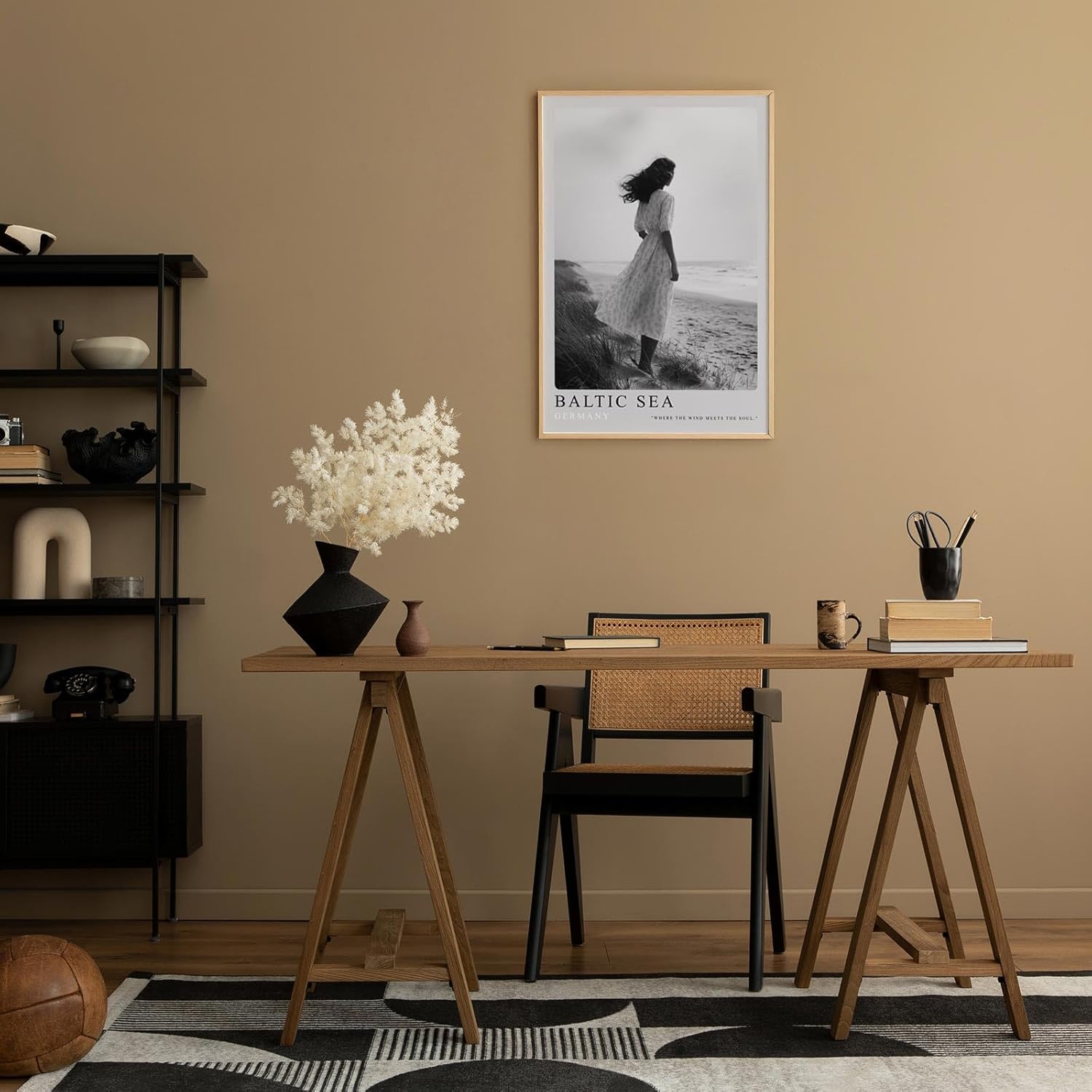 Paul Sinus Leinwandbild 60x90cm Baltic Sea Germany Leinwandbild elegante Frau am Strand in Schwarz-Weiß poetische Küstenstimmung