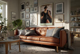 Paul Sinus Wandbild in 40x60cm Frau in elegantem schwarzen Kleid auf Lederstuhl – stilvolles Porträt in moderner Maltechnik