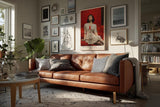 Paul Sinus Wandbild in 40x60cm Frau in weißem Kleid auf rotem Sofa – ausdrucksstarkes Porträt mit starker Farbwirkung