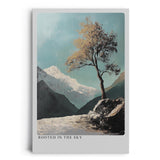 Paul Sinus Leinwandbild 60x90cm Verwurzelt im Himmel – Einsamer Baum auf felsiger Anhöhe mit Berglandschaft und impressionistischer Textur
