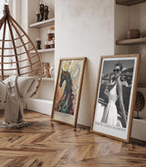 Paul Sinus Leinwandbild 80x120cm Leinwandbild Monte Carlo Glamour – Stilvolle Schwarz-Weiß-Fotografie einer eleganten Frau mit Champagner auf einer Yacht