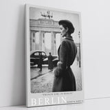 Paul Sinus Leinwandbild 80x120cm Berlin – Vintage, Schwarz-Weiß, Nostalgie, Brandenburger Tor, Mode, Fotografie, Stil, 50er Jahre, Zeitreise, Stadtbild