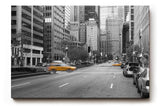 Sinus Art Wandbild 120x80cm Schwarz-Weiß-Straßenszene mit leuchtenden gelben Taxis – dynamisch, stilvoll und ikonisch