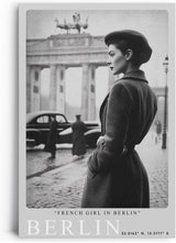 Paul Sinus Leinwandbild 80x120cm Berlin – Vintage, Schwarz-Weiß, Nostalgie, Brandenburger Tor, Mode, Fotografie, Stil, 50er Jahre, Zeitreise, Stadtbild