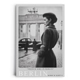 Paul Sinus Leinwandbild 80x120cm Berlin – Vintage, Schwarz-Weiß, Nostalgie, Brandenburger Tor, Mode, Fotografie, Stil, 50er Jahre, Zeitreise, Stadtbild