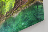 Sinus Art Wandbild 120x80cm Friedlicher Fluss mit glasklarem Wasser inmitten eines grünen Laubwaldes