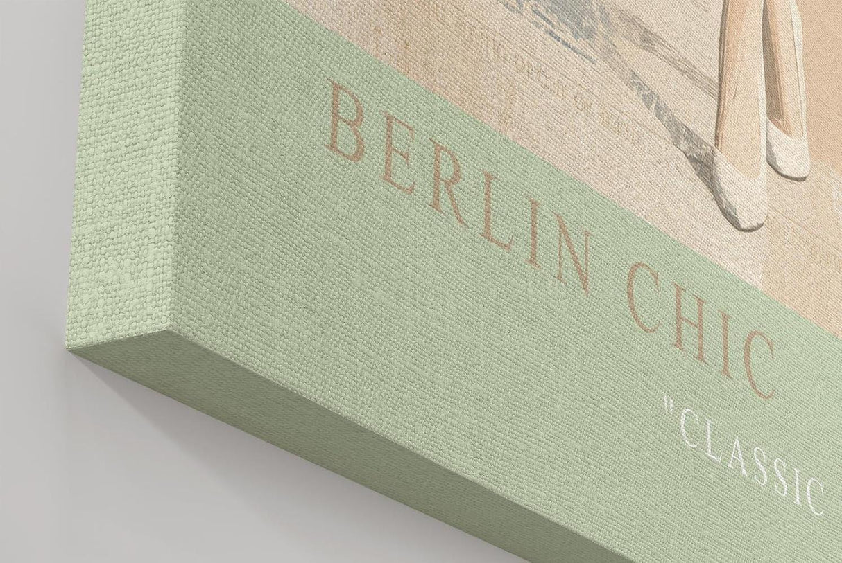 Paul Sinus Wandbild in 40x60cm Berlin Chic Frau im weißen Mantel vor Brandenburger Tor klassische Eleganz auf Leinwand