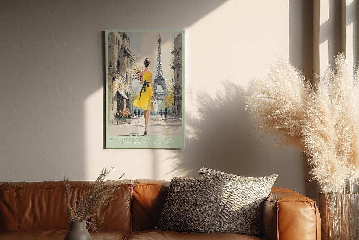 Paul Sinus Wandbild in 40x60cm Frau im gelben Kleid vor dem Eiffelturm – stilvolle Stadtszene mit französischem Charme für elegante Raumgestaltung