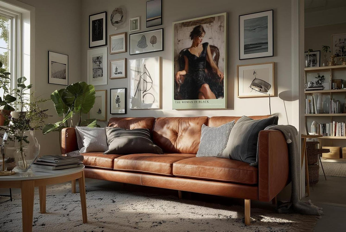 Paul Sinus Wandbild in 40x60cm Frau in elegantem schwarzen Kleid auf Lederstuhl – stilvolles Porträt in moderner Maltechnik