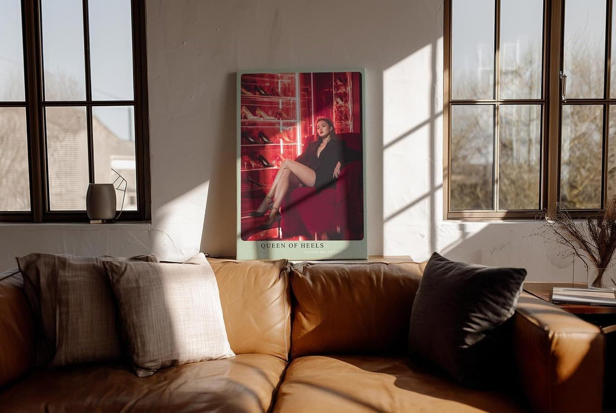 Paul Sinus Wandbild in 40x60cm Queen of Heels Frau in schwarzem Outfit auf rotem Sessel vor Regal mit High Heels in glamouröser Szene