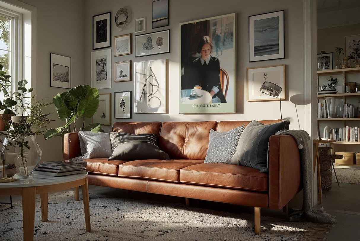 Paul Sinus Wandbild in 40x60cm She Came Early – Zartes Porträt einer Frau am Café-Tisch in Paris, nachdenklich auf ihre Tasse Kaffee blickend, moderne Bilder mit sanften Farbtönen