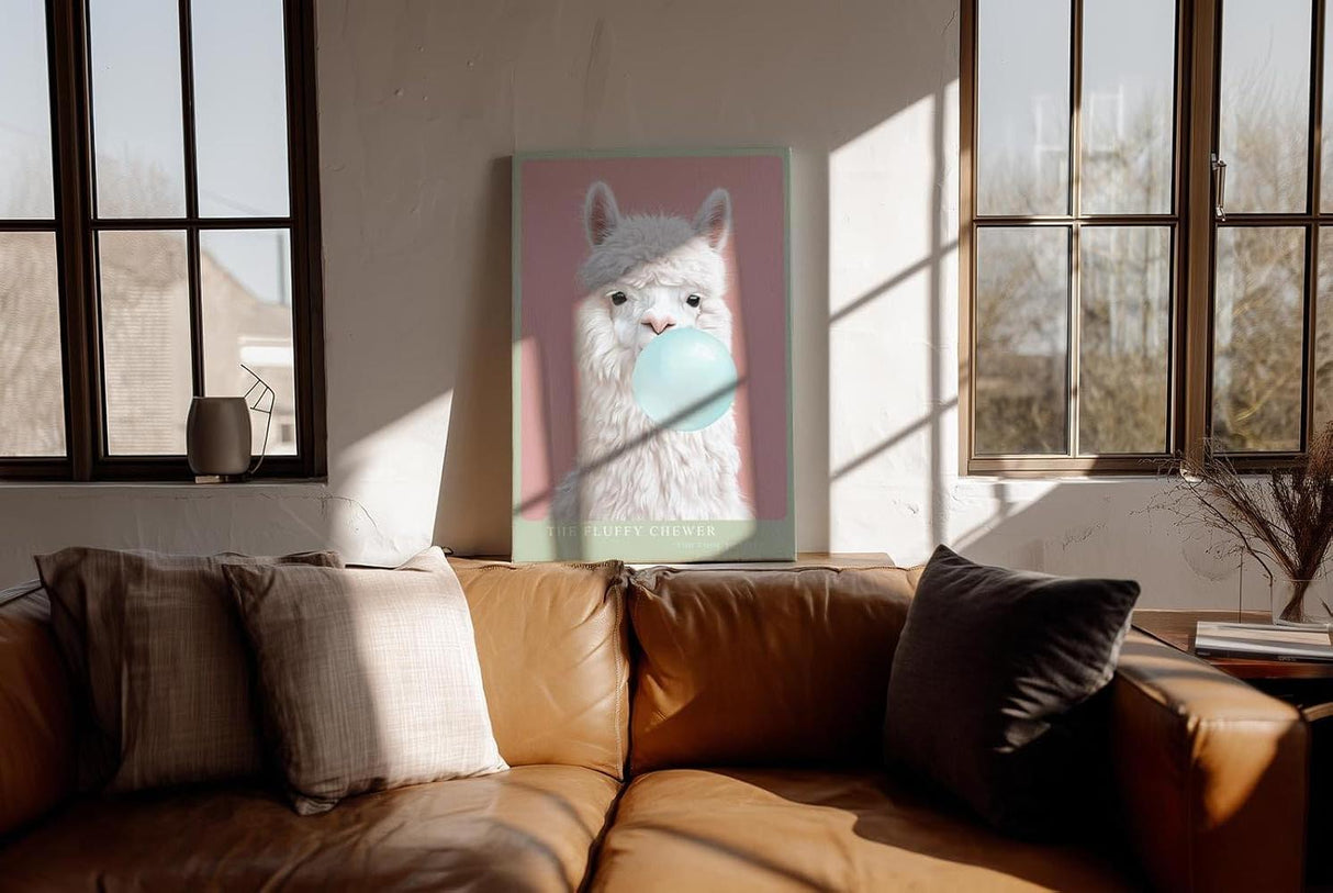 Paul Sinus Wandbild in 40x60cm The Fluffy Chewer – Verspielte Darstellung eines weißen Alpakas mit Kaugummiblase vor pastellrosa Hintergrund