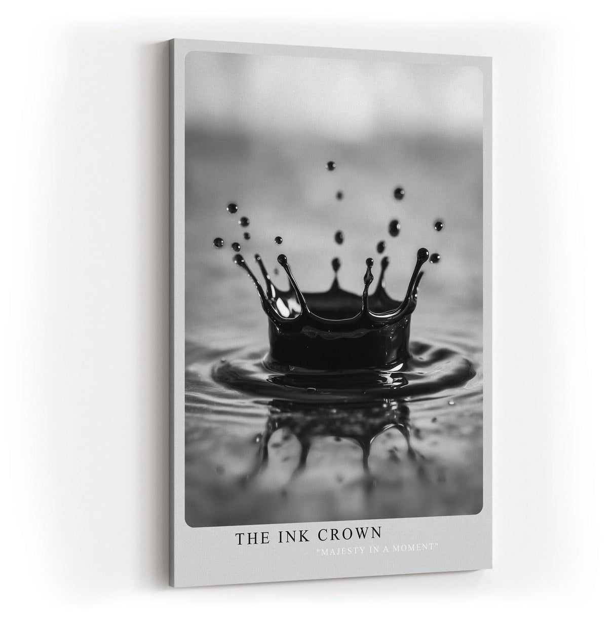 Paul Sinus Wandbild in 40x60cm The Ink Crown – Schwarz-Weiß-Aufnahme einer Wasserkrone im Moment des Aufpralls