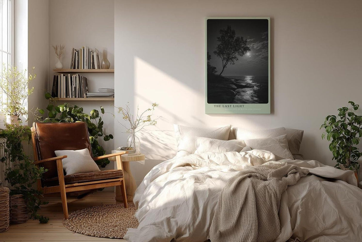 Paul Sinus Wandbild in 40x60cm The Last Light – poetische Schwarz-Weiß-Landschaft mit Baum und reflektierendem Mondlicht auf dem Wasser