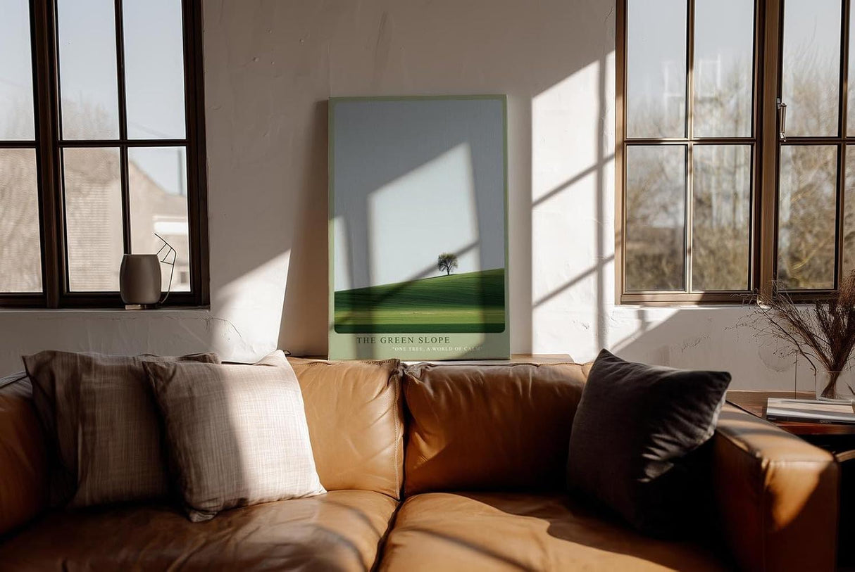 Paul Sinus Wandbild in 40x60cm einzelner Baum auf grüner Hügellandschaft – minimalistisches Naturmotiv für moderne Raumgestaltung