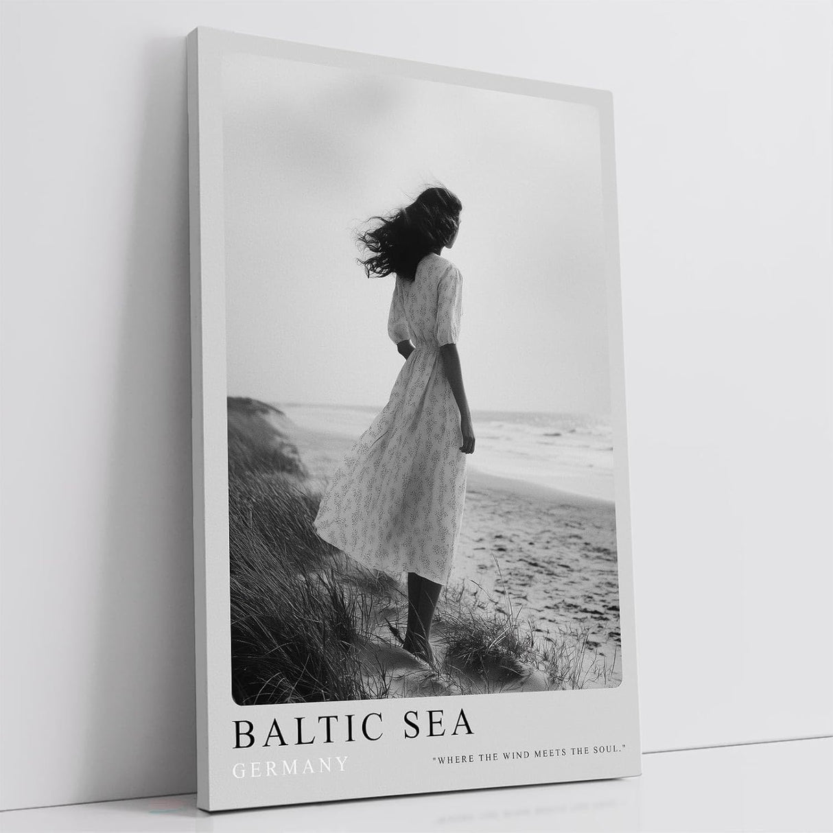 Paul Sinus Leinwandbild 60x90cm Baltic Sea Germany Leinwandbild elegante Frau am Strand in Schwarz-Weiß poetische Küstenstimmung
