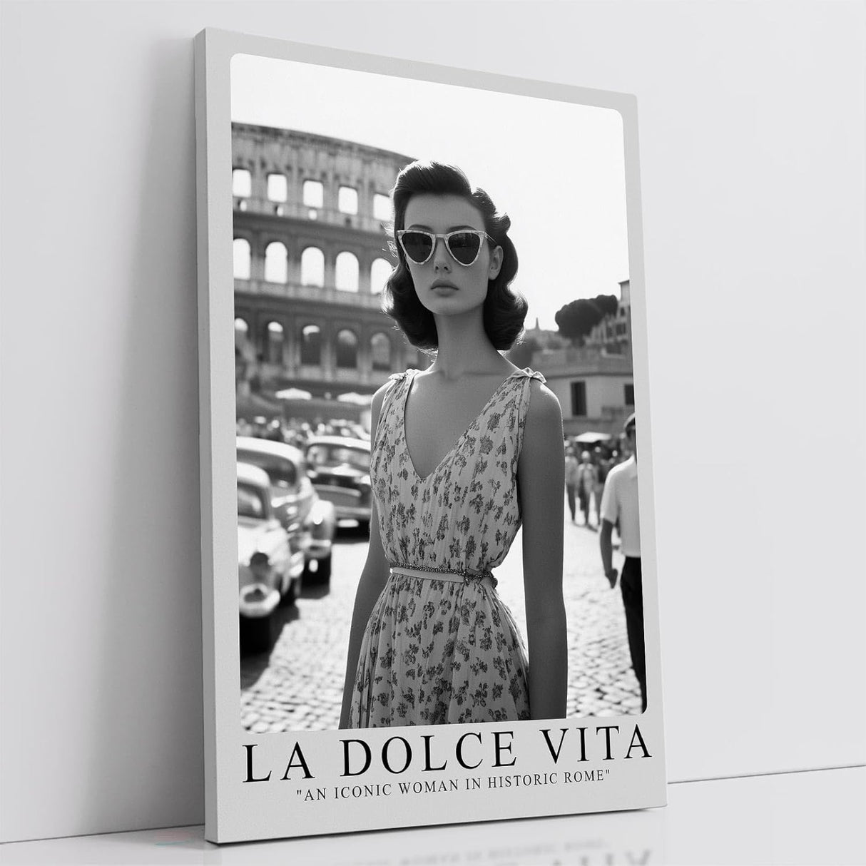 Paul Sinus Leinwandbild 60x90cm Leinwandbild La Dolce Vita – Stilvolle Schwarz-Weiß-Fotografie mit eleganter Frau vor dem Kolosseum