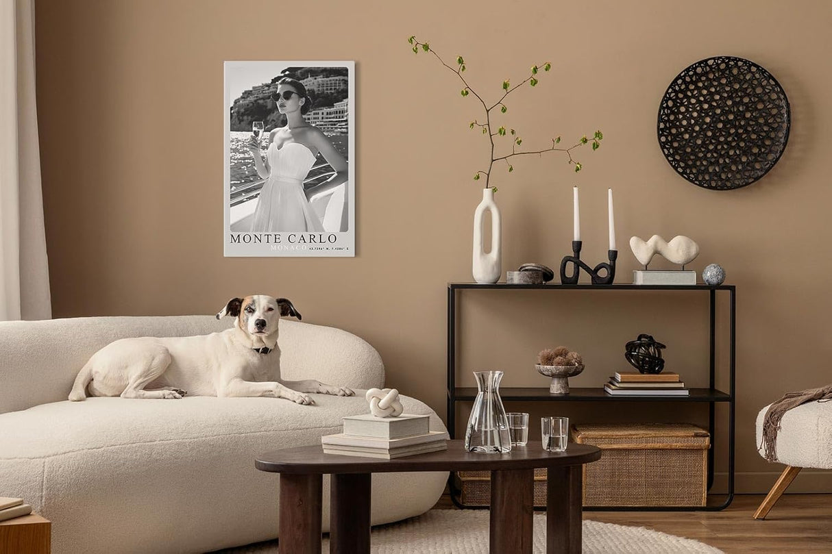 Paul Sinus Leinwandbild 40x60cm Leinwandbild Monte Carlo – Stilvolle Schwarz-Weiß-Fotografie einer eleganten Frau auf einer Yacht, luxuriöse Ästhetik