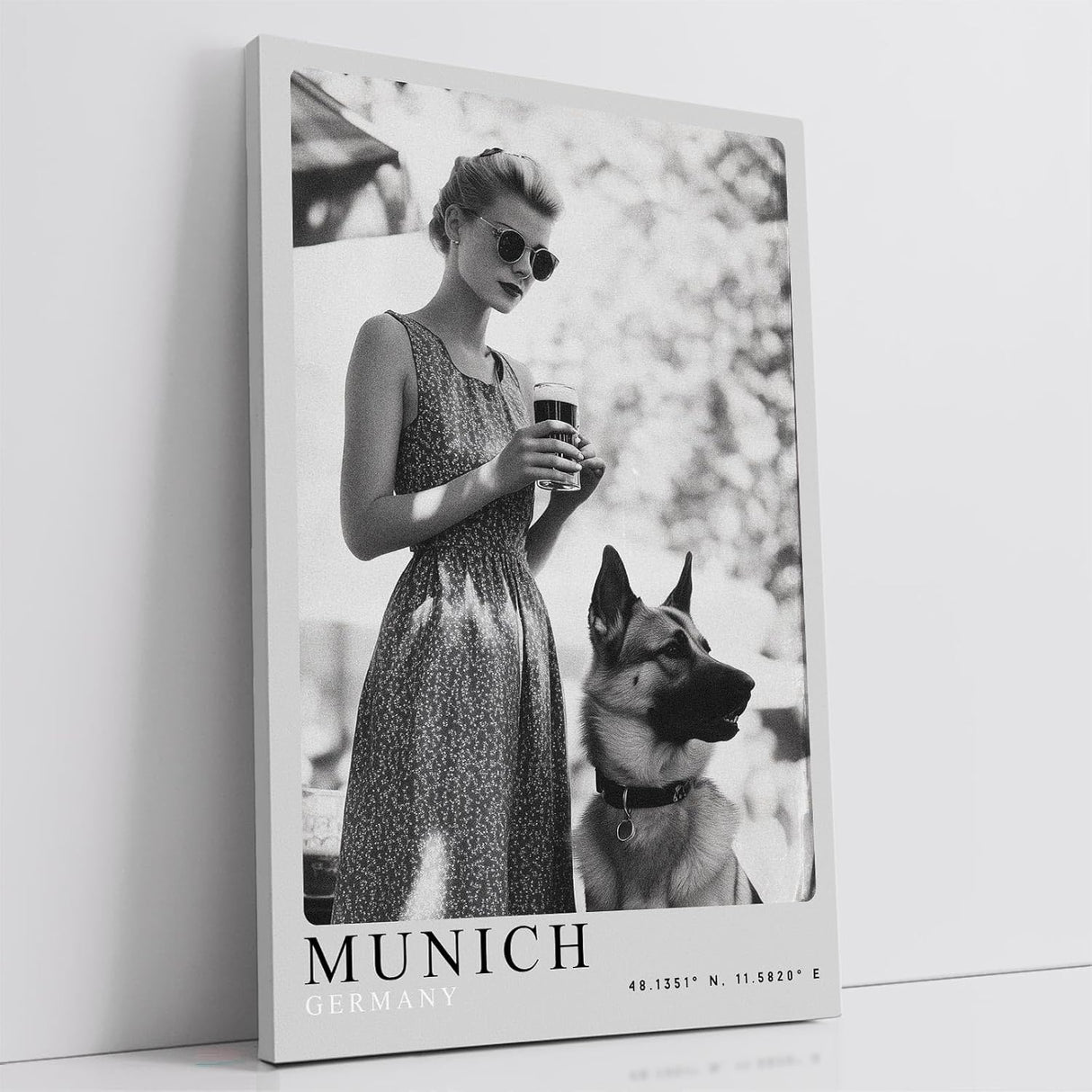 Paul Sinus Leinwandbild 80x120cm Munich – Vintage, Fotografie, Eleganz, Deutschland, Bier, Nostalgie, Charme, Stil, Schwarz-Weiß, Frau, Hund, Tradition