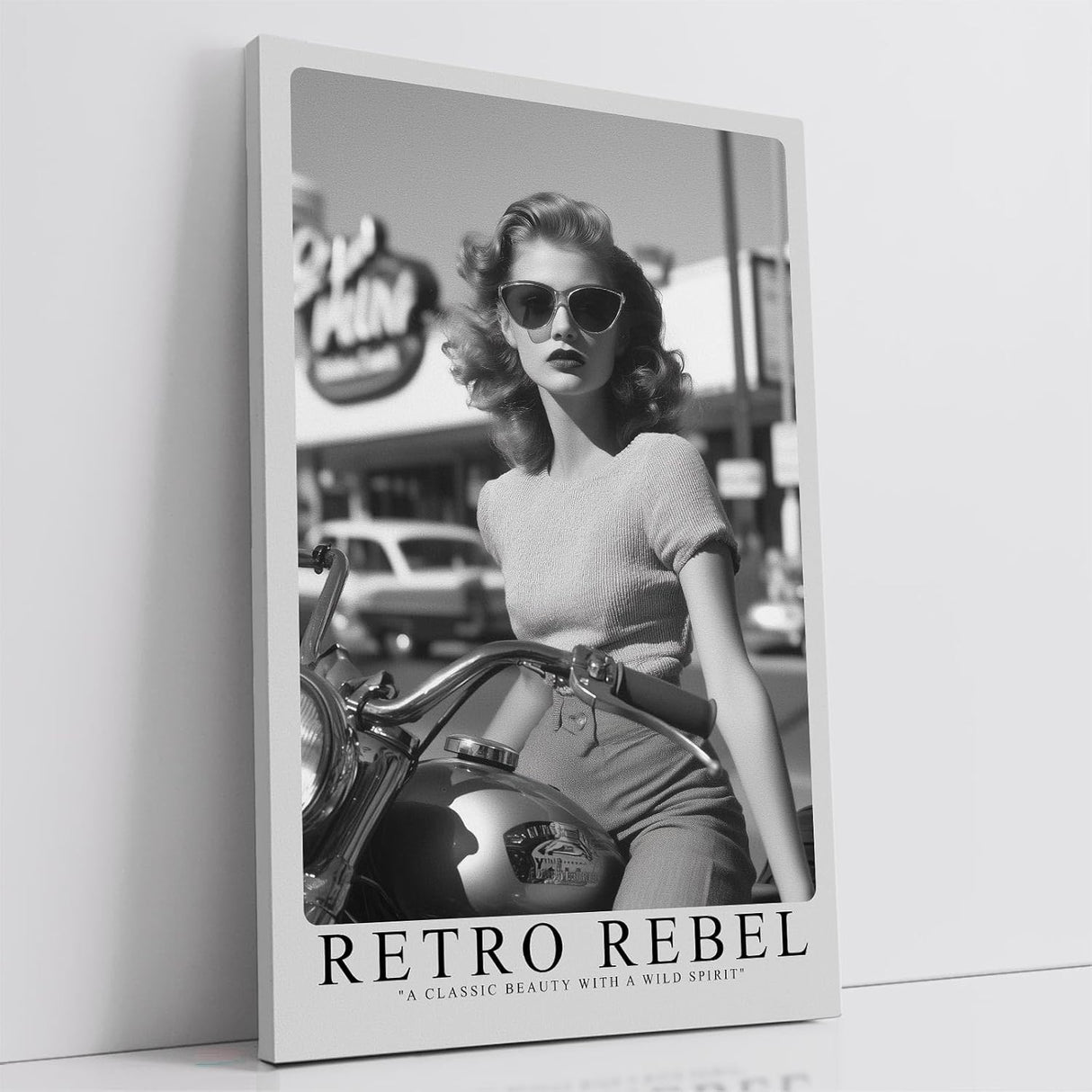 Paul Sinus Leinwandbild 40x60cm Leinwandbild Retro Rebell – Stilvolle Schwarz-Weiß-Fotografie einer starken Frau mit Motorrad, Vintage-Glamour