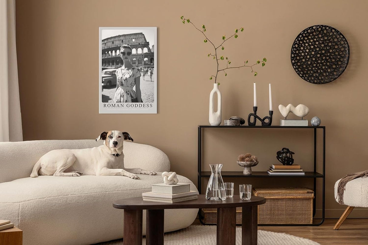 Paul Sinus Leinwandbild 80x120cm Leinwandbild Römische Göttin – Stilvolle Schwarz-Weiß-Fotografie einer eleganten Frau vor dem Kolosseum, Retro-Glamour