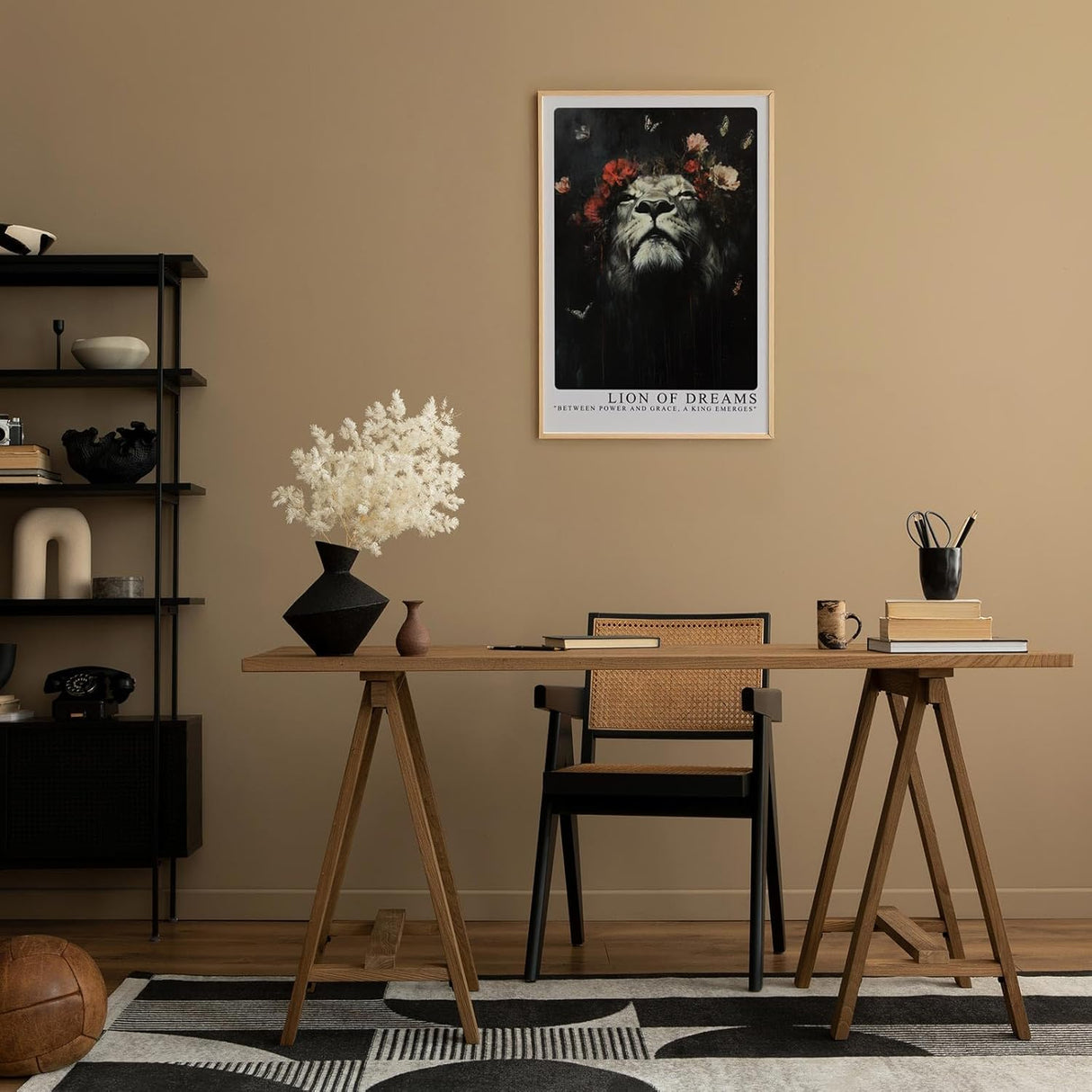 Paul Sinus Leinwandbild 80x120cm Löwe der Träume – Ausdrucksstarkes Tierporträt mit floralen Akzenten, Schmetterlingen und majestätischer Symbolik