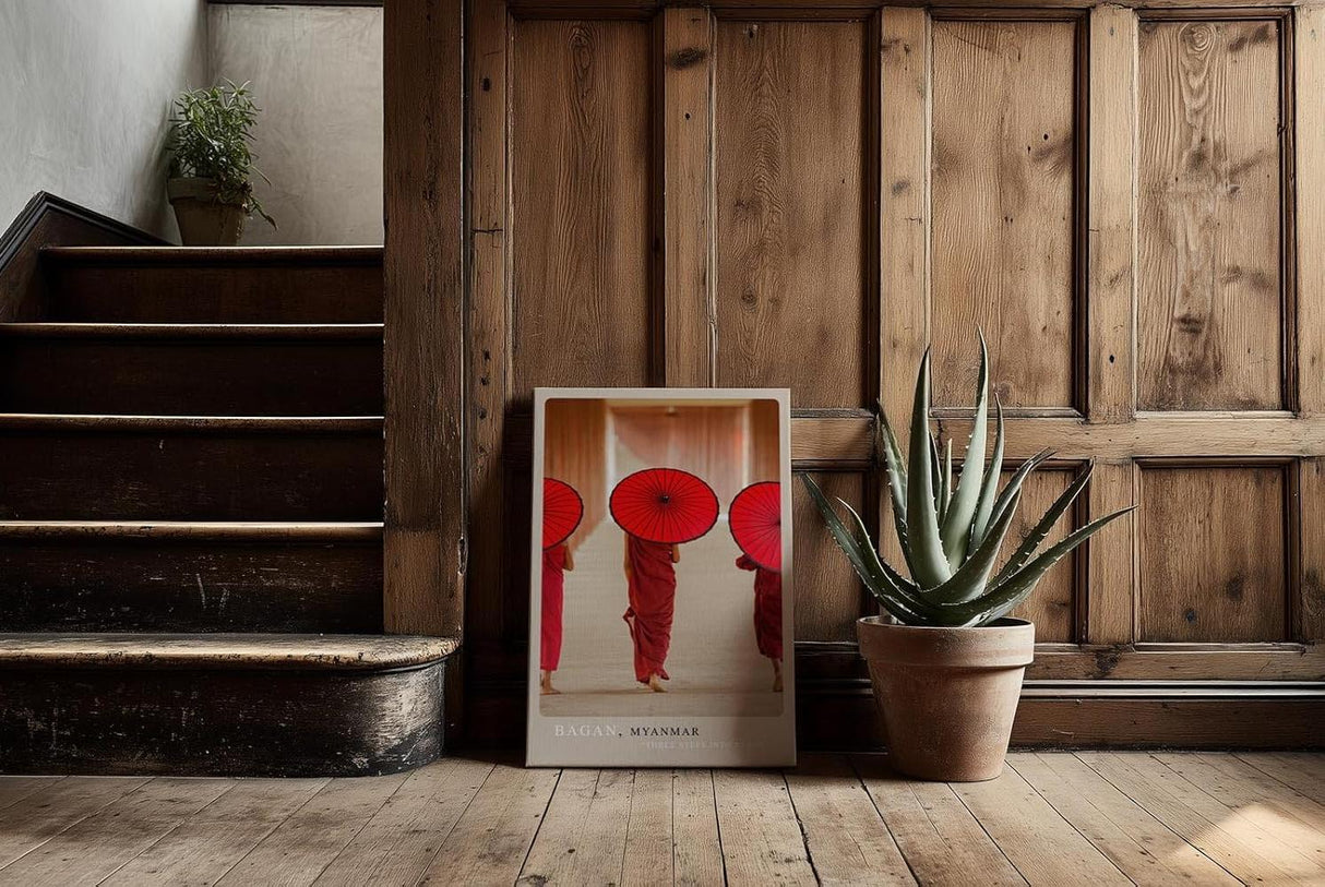 Paul Sinus Kunstdruck 40x60cm Bagan – buddhistische Mönche mit roten Schirmen in Myanmar