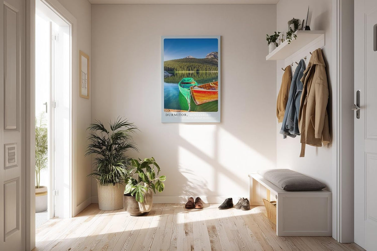 Paul Sinus Kunstdruck 40x60cm Durmitor – farbenfrohe Ruderboote auf Bergsee in Montenegro mit ruhigem Wasser