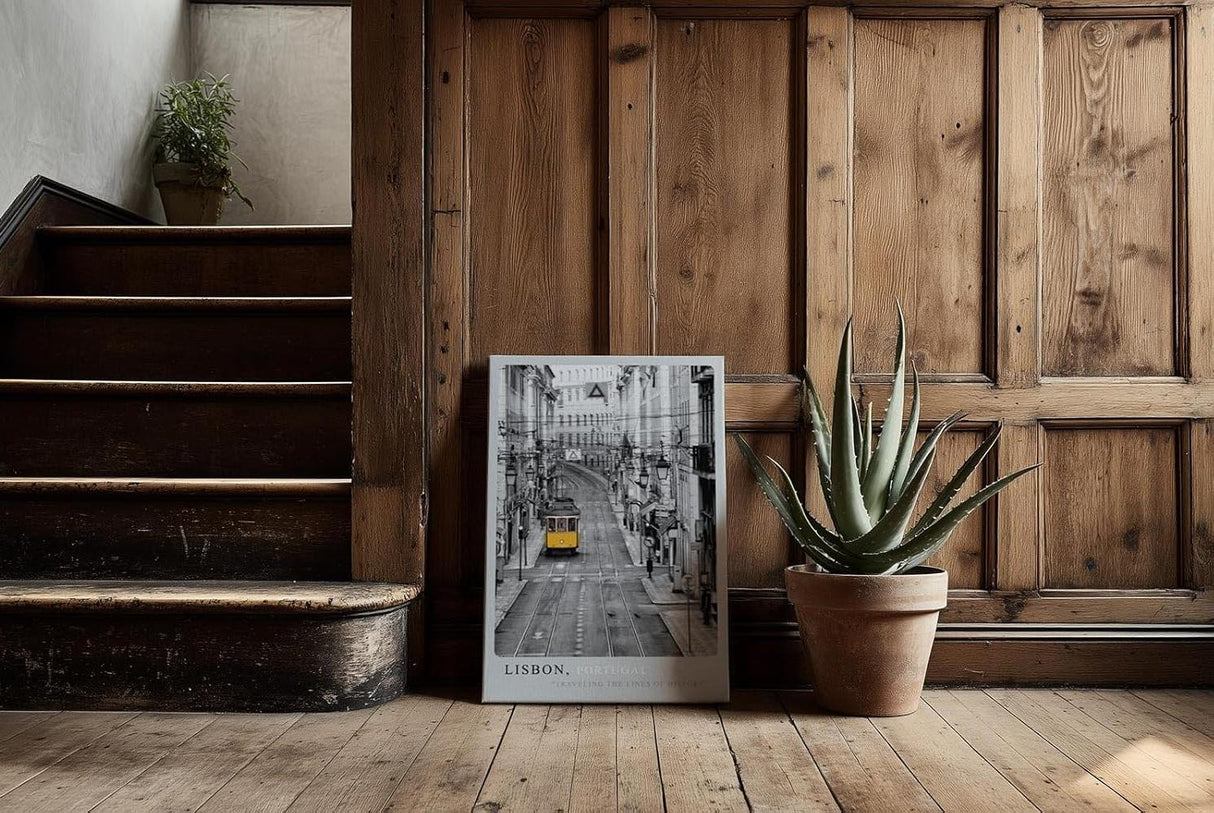 Paul Sinus Kunstdruck 40x60cm Lissabon mit gelber Straßenbahn – historisches Stadtbild mit farbigem Akzent in Schwarzweiß
