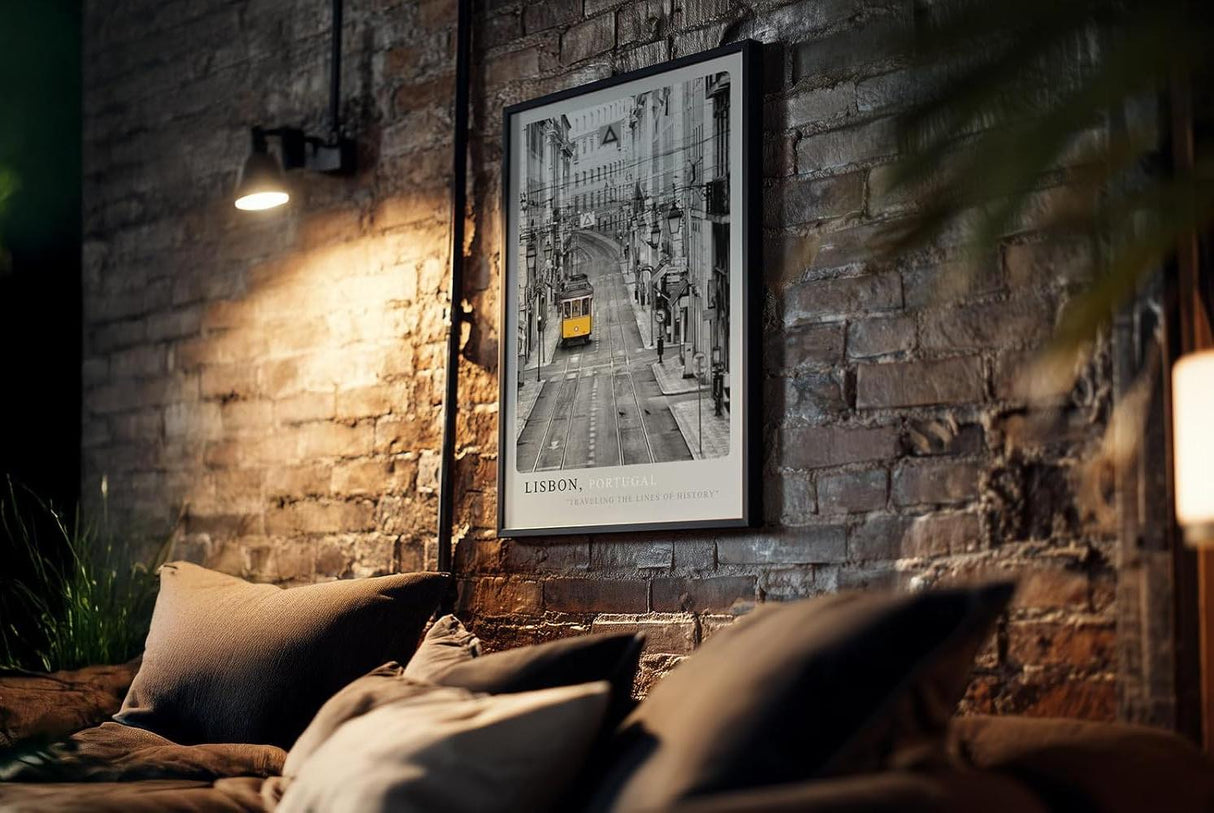 Paul Sinus Kunstdruck 40x60cm Lissabon mit gelber Straßenbahn – historisches Stadtbild mit farbigem Akzent in Schwarzweiß