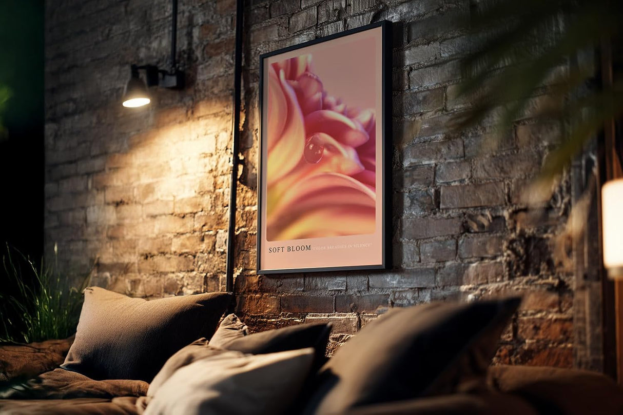 Paul Sinus Kunstdruck 40x60cm Soft Bloom – zarte Blütenblätter in Rosatönen mit Tautropfen in sanfter Nahaufnahme