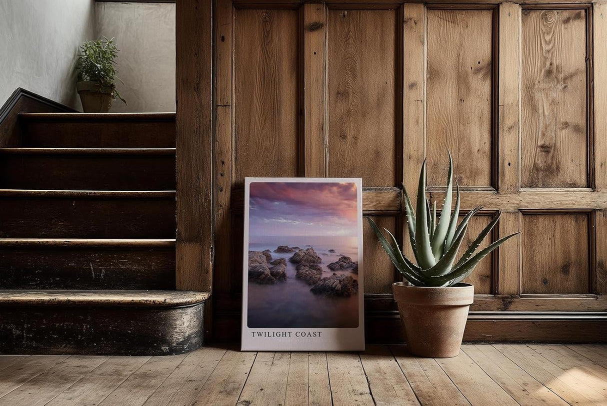 Paul Sinus Kunstdruck 40x60cm Twilight Coast – Felsen im Abendlicht an ruhiger Küste mit violettem Himmel und weichem Wasser
